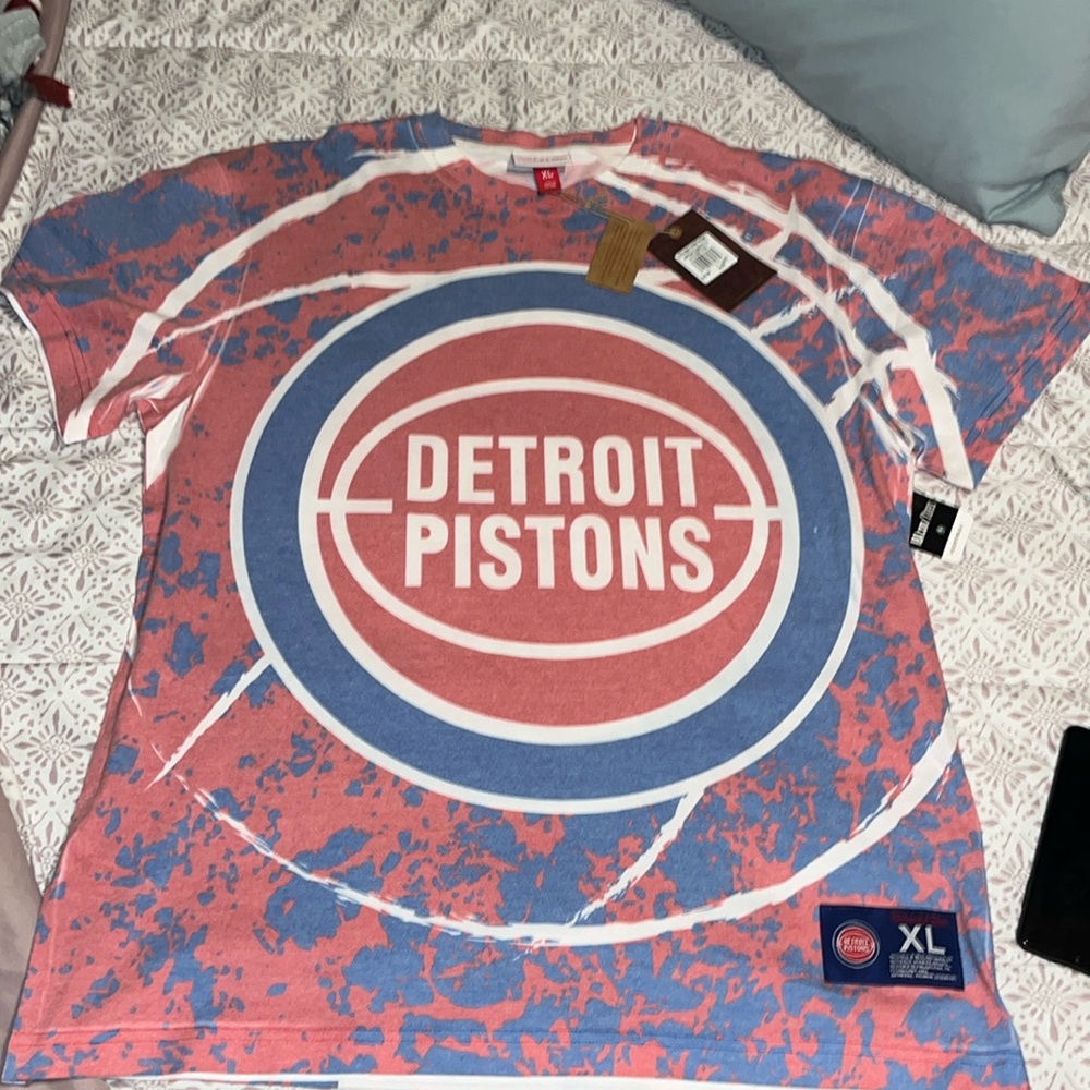 Detroit pistons xl men’s t-shirt